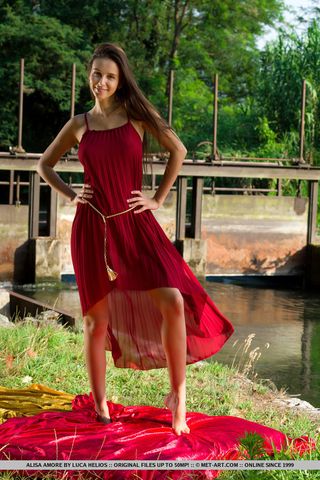 Смуглая девушка снимает бордовое платье на лужайке и светит стоячими сисями и писюшкой